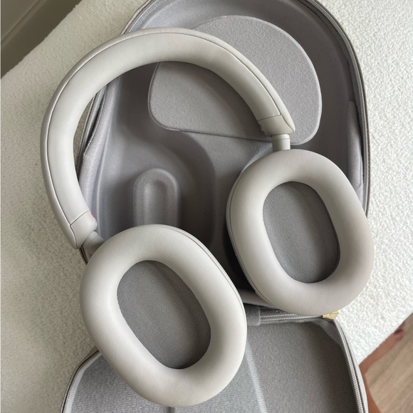 SONY WH-1000XM5 Wireless Industry Leading Noise Canceling Headphones | Silver - Picture 3 of 10